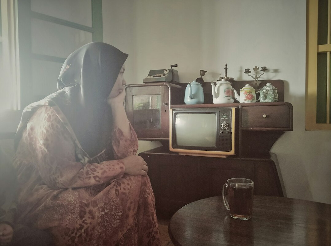 family watching old tv