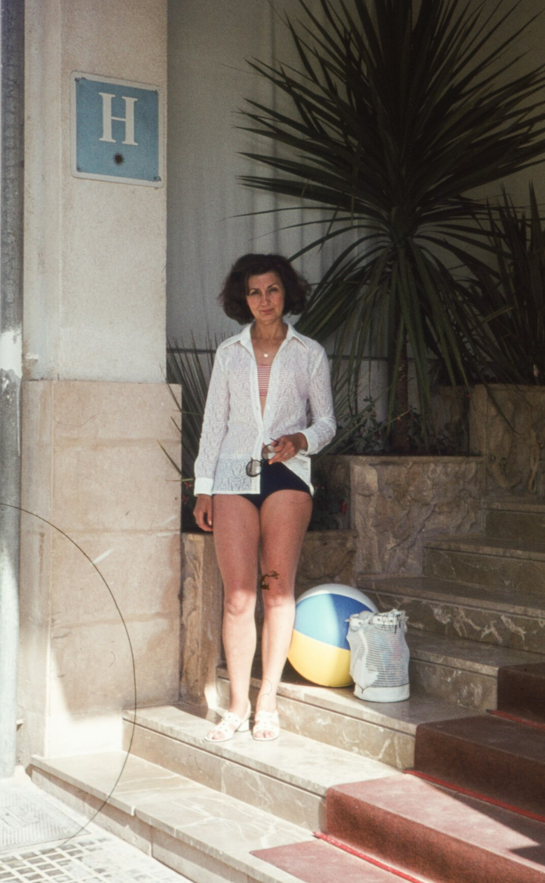 Retro Portuguese TV host woman from the 1990s